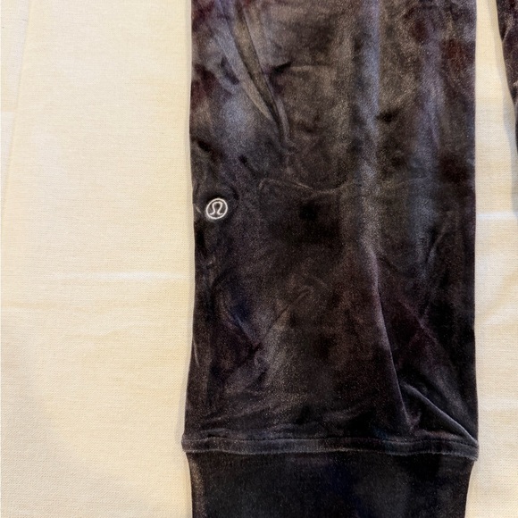 Lululemon ready to crush HR black velour jogger crop - Picture 3 of 4